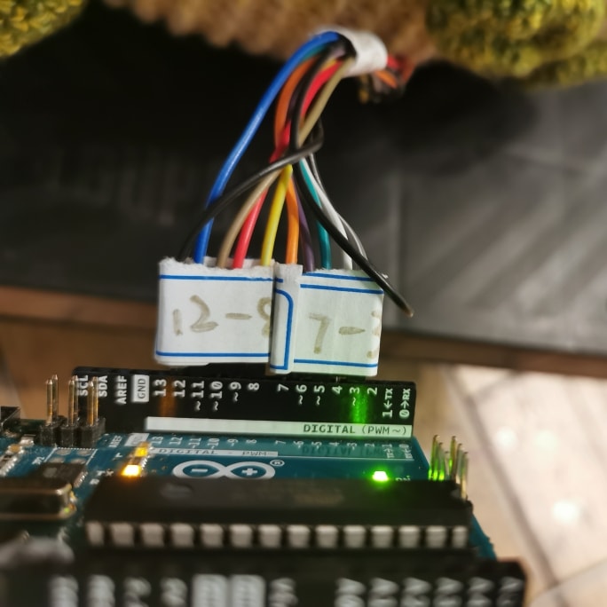用黏性标签捆在一起的杜邦线头，插入 Arduino 的排针座。