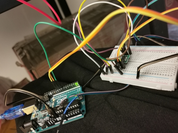 面包板上的芯片，以及与之相连的 Arduino 开发板。