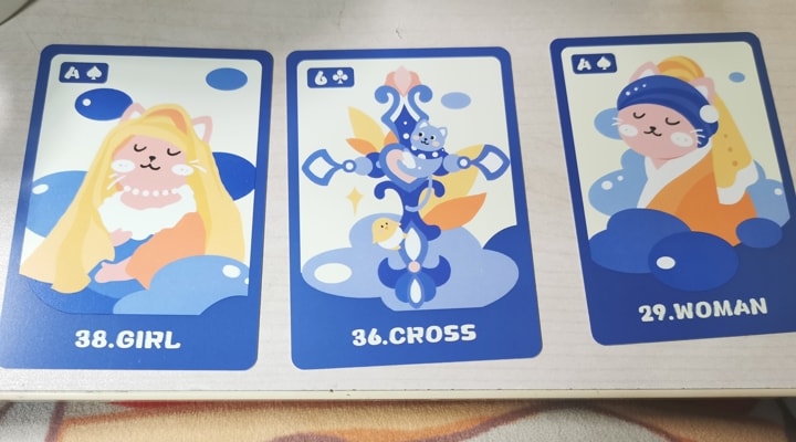 三张雷诺曼卡牌：“女孩”（补充卡牌）、“十字架”、“女子”。