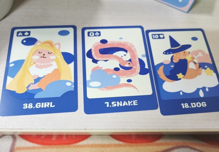 三张雷诺曼卡牌：“女孩”（补充卡牌）、“蛇”、“狗”。