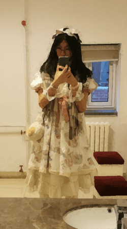 对镜自拍。
