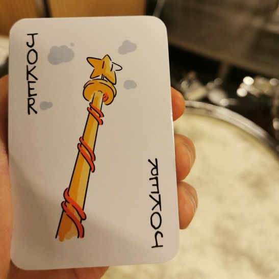 Joker 扑克牌，牌面图案为星星指挥杖。
