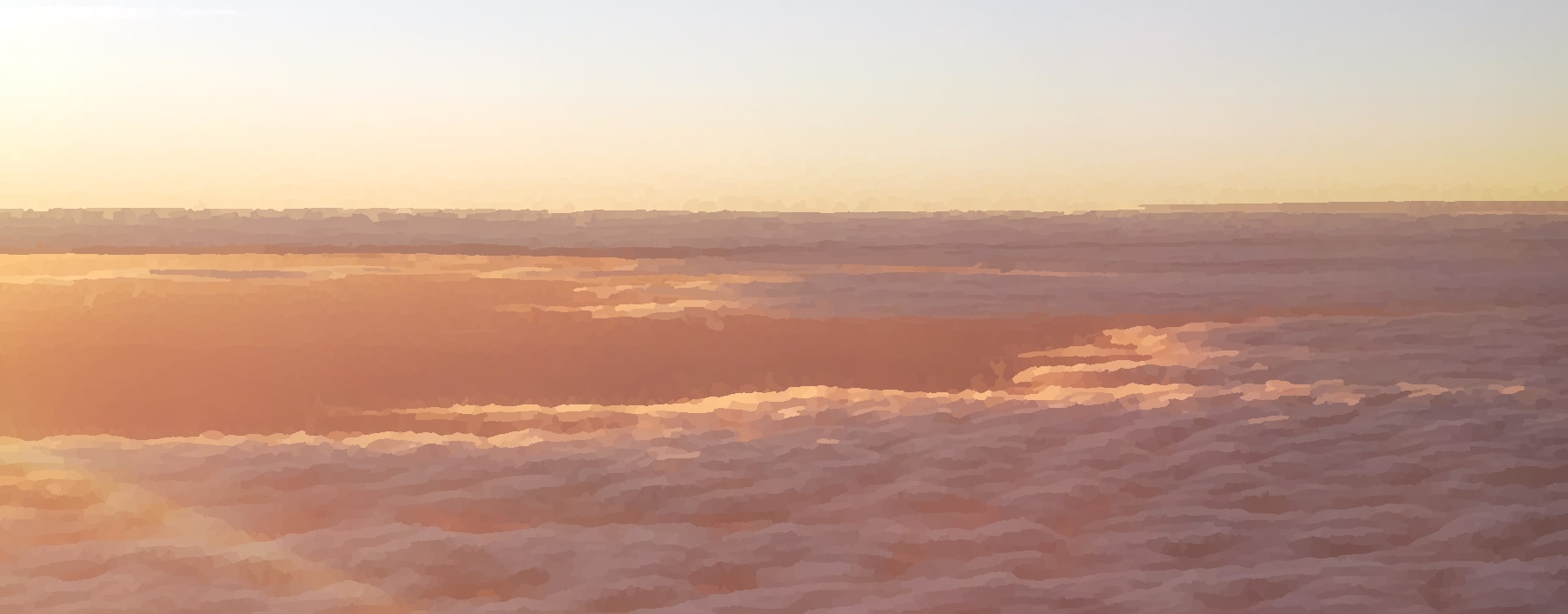 云层之上看到的橘粉色落日。