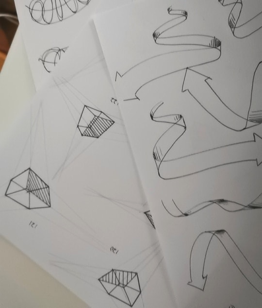 绘制的立方体与弯曲的箭头。