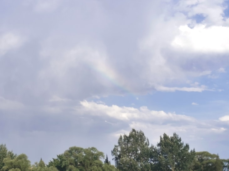 云层中的一小段彩虹。