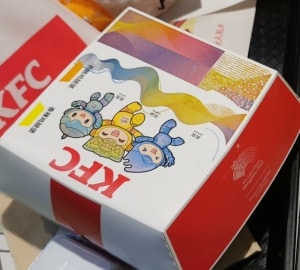快餐包装盒上的杭州亚运会吉祥物。