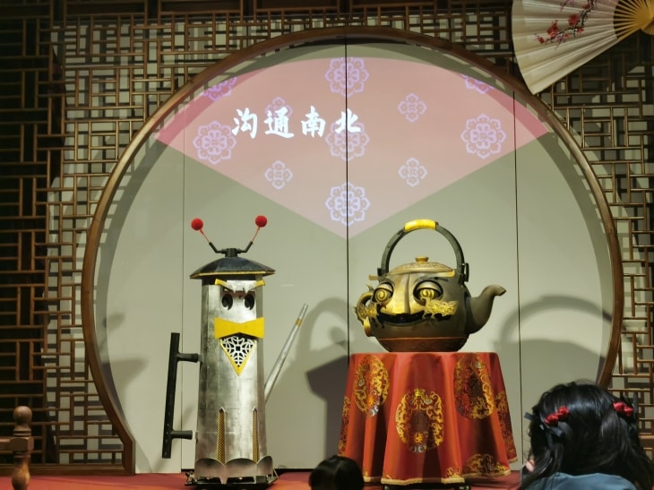 演出中的相声茶壶机器人。