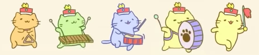 一群行进乐队的卡通猫咪。从左到右：三角铁、木琴、小鼓、大鼓、指挥。