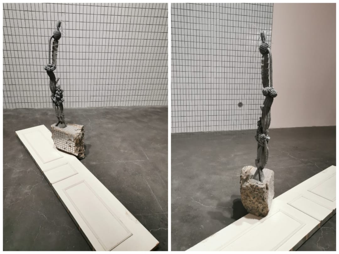 雕塑《提取切片》从两个角度拍摄的照片。