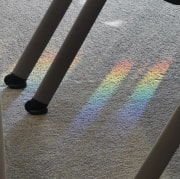 地面上彩虹的照片。
