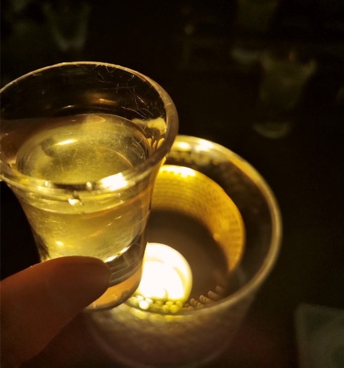 烛光映照下的酒杯。