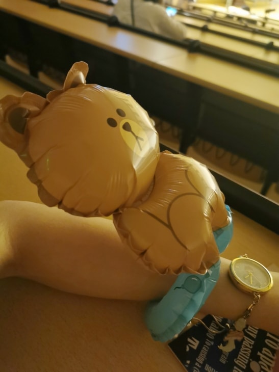 棕色小熊形状的充气手环。